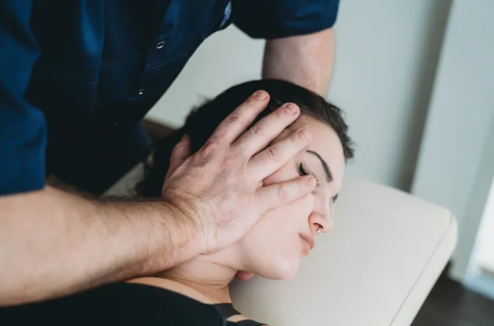 Doctors Warn This Type Of Chiropractic Neck Adjustment Can Lead To Stroke - The Times Post