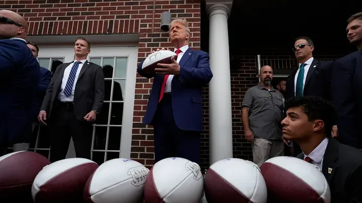 Donald Trump Tailgates Before Iowa-Iowa State Game, Crowd Goes Crazy As He Walks Into Stadium 1 Trump Donald Trump Tailgates Before Iowa-Iowa State Game, Crowd Goes Crazy As He Walks Into Stadium