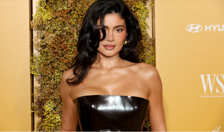 Kylie Jenner Flaunts Her Bubblegum Pink Hair In A New Style Photo - The Times Post